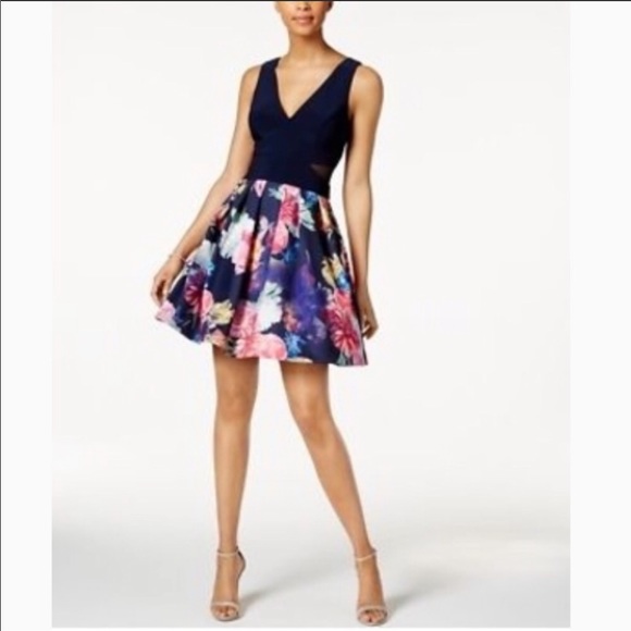 Xscape Dresses & Skirts - Xscape Fit and Flare Floral V-Neck Dress Sz 2P